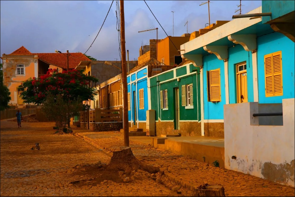 Bunte Häuser in Vila do Maio - Maio