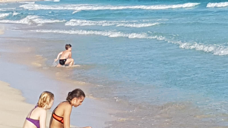 Spielende Kinder am Strand auf den Kapverden